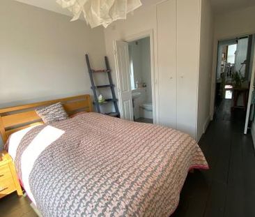 Room overlooking garden with own en suite, convenient for City and ... - Photo 3
