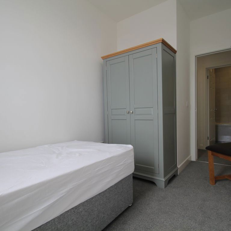 Flat Garland Place, Dundee - Photo 1