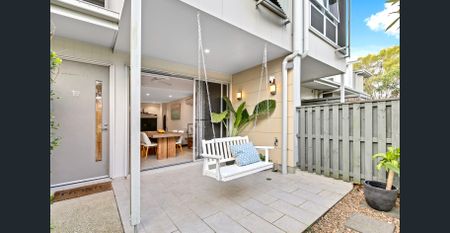 Stylish 3-Bedroom Townhouse in Brightwater! - Photo 2