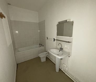 Location Appartement 2 pièces 64m² SABLE SUR SARTHE 72300 - Photo 3