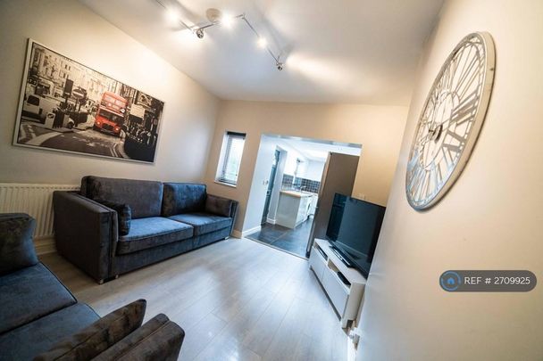 4 bedroom terraced house to rent - Photo 1