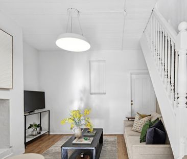 Harbourside terrace with a leafy garden oasis - Photo 3