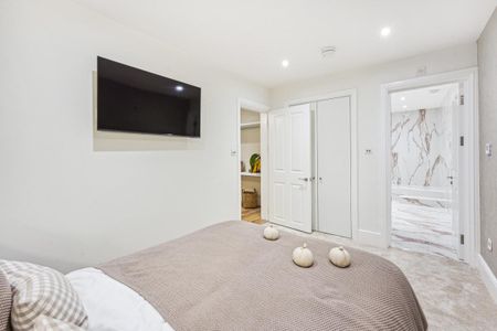 3 bedroom house in South Kensington - Photo 4