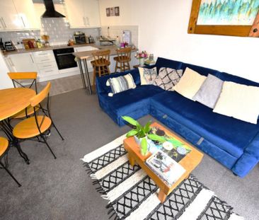 2 bedroom Flat in Flat 17, Leeds - Photo 2