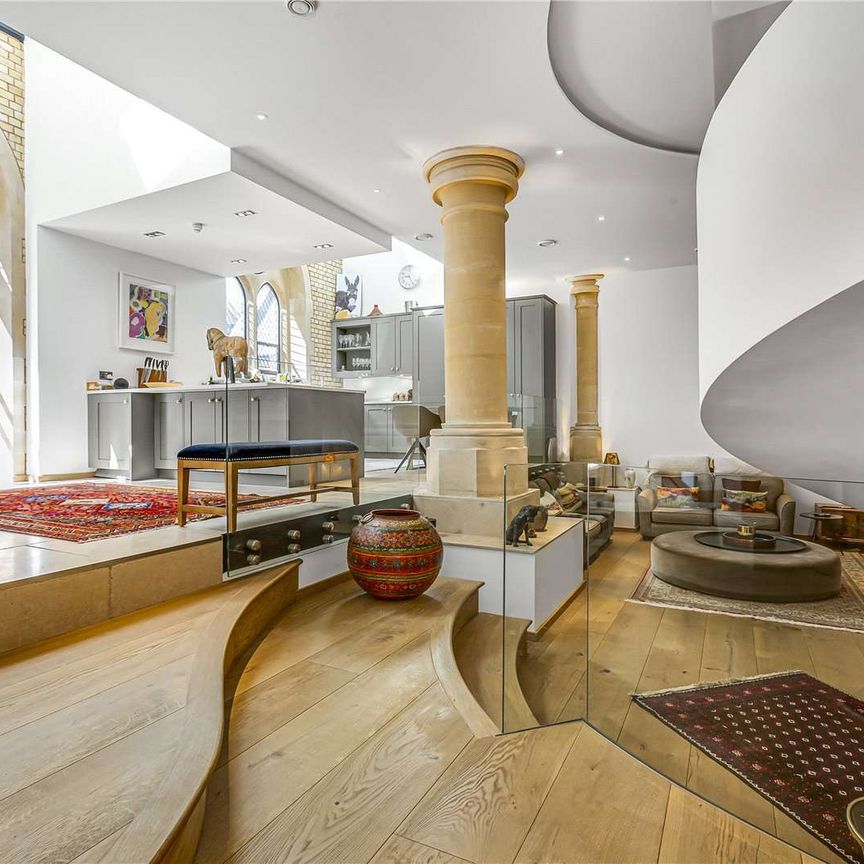 A historic yet expertly modernised two bedroom duplex apartment. - Photo 1