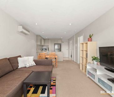 Light filled one bedroom apartment - UNDER APPLICATION - Photo 4