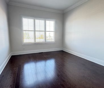 For Lease - 10 Ken Sinclair Crescent, Aurora, Ontario - Photo 2