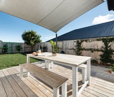 This stunning 4 bedroom, 2 bathroom house is now available for lease. - Photo 3