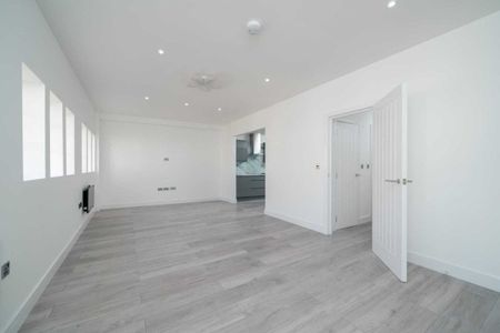 High Street - Photo 3