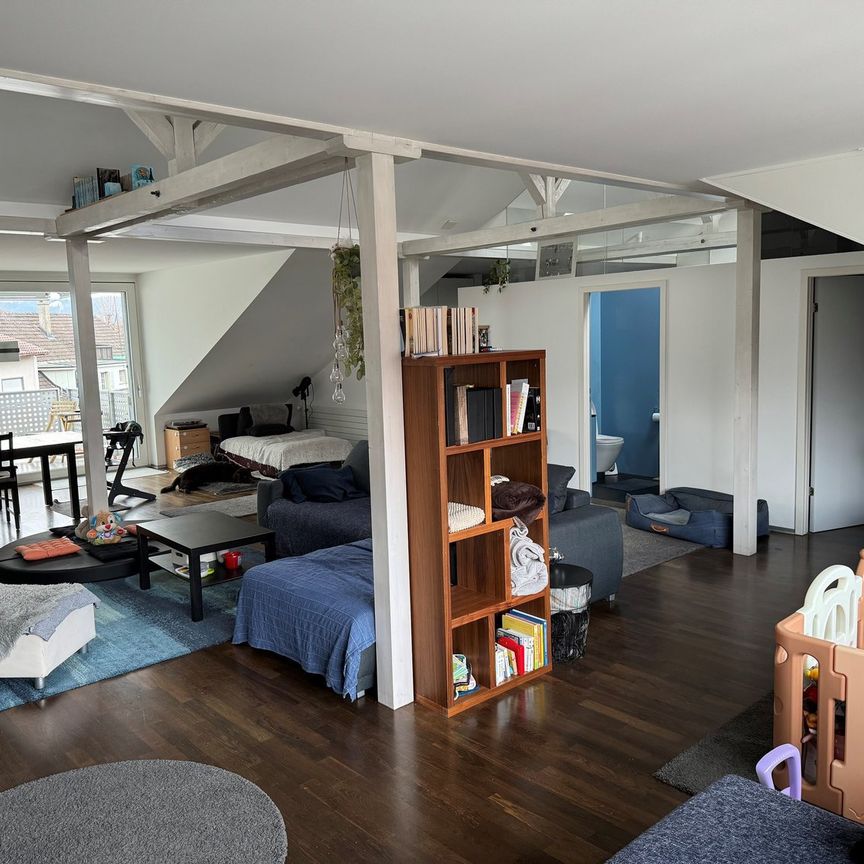 Grosszügige 2.5-Zimmer-Dachwohnung mit grossem Balkon an zentraler Lage - Foto 1