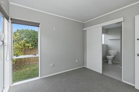 A Rare Find Offering a House Plus Granny Flat for Rent - Photo 5