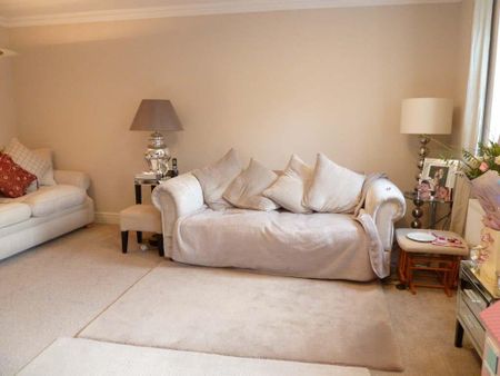 Horton Crescent, Epsom, Surrey, KT19 8AA - Photo 2