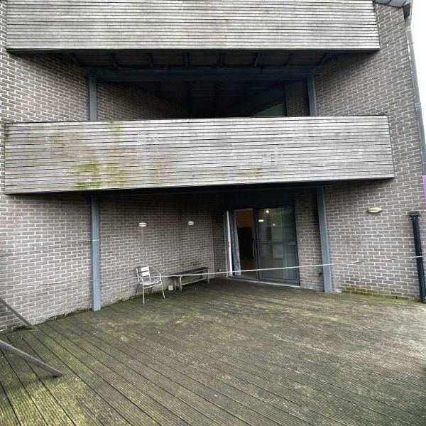 Ruim (+-90m²) gelijkvloers appartement met 2 slaapkamers, terras, tuin en autostaanpl - Foto 1