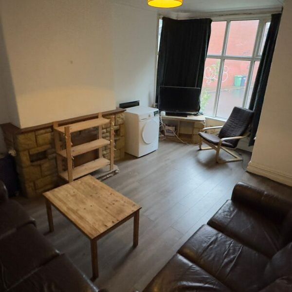 Room 4, Knowle Avenue, Burley, Leeds, LS4 2PQ - Photo 1