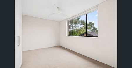 Renovated apartment in boutique block - Photo 2