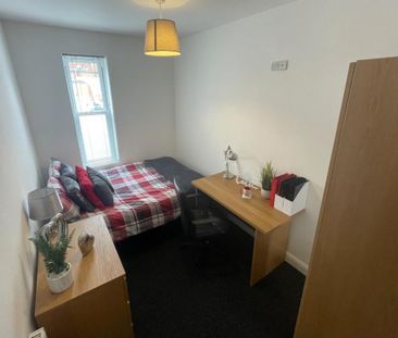 1 bedroom in a house share to rent - Photo 2