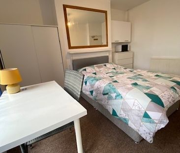 Room in a Shared House, Bedford Road, RG1 - Photo 1