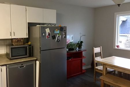 Beautiful 2-Bedroom Upper Suite in Downtown Qualicum – Available January 1st - Photo 4