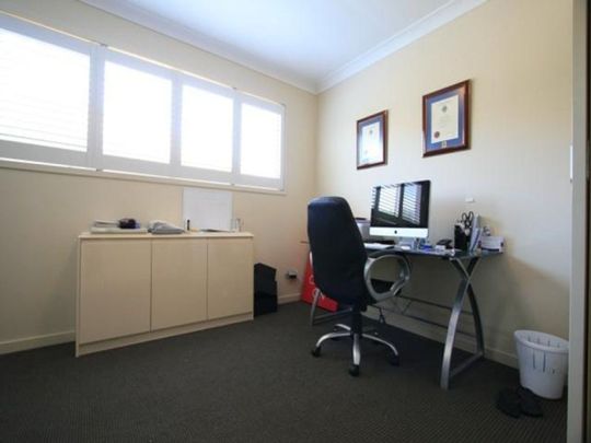 Beautifully Presented 3 Bedroom, Air Conditioned Townhouse - Photo 1