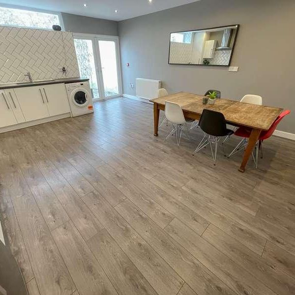 Pownall Square, L3 - Photo 1