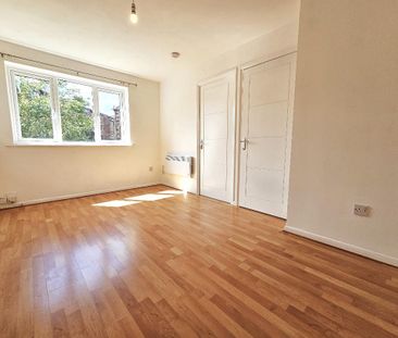 1 bed flat to rent in Waterville Drive, Basildon, SS16 - Photo 3