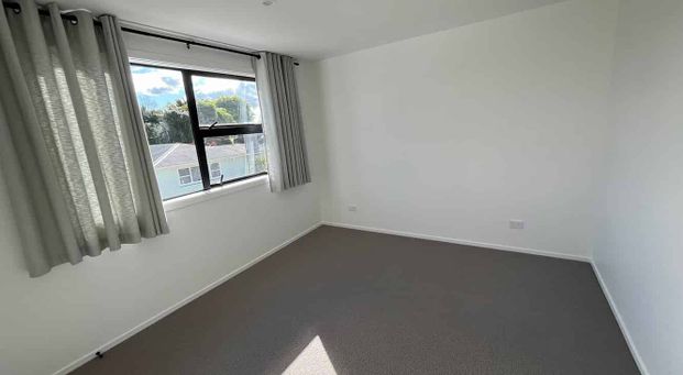 Room for rent in modern 4BR Townhouse in Te Atatu! - Photo 1