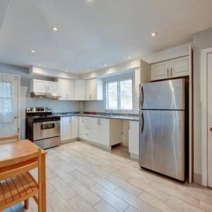 Spacieux bas de duplex à louer, propre, lumineux, semi-MEUBLÉ, 3 lits, 5 1/2, disponible immédiatement, au goût du jour, proche de tout enquête crédit - Photo 2