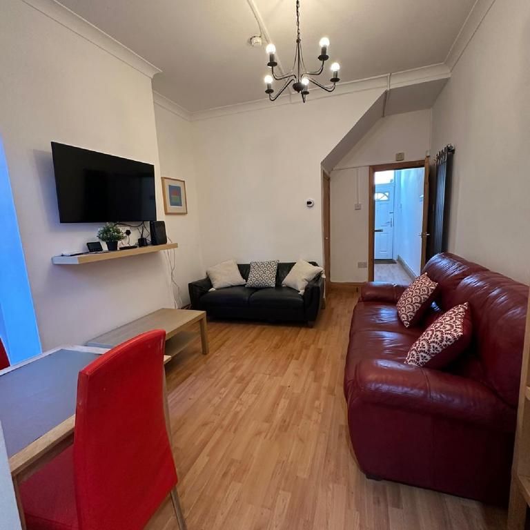 1 bedroom in a house share to rent - Photo 1