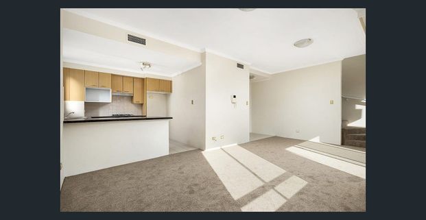 Modern Split Level, Sun Filled 2 Bedroom Apartment with Parking - Photo 1