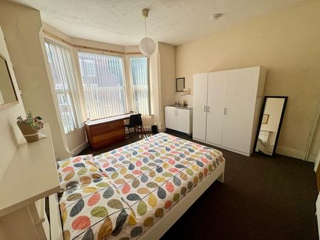 6 Bed Semi-Detached House, Lenton Boulevard, NG7 - Photo 2