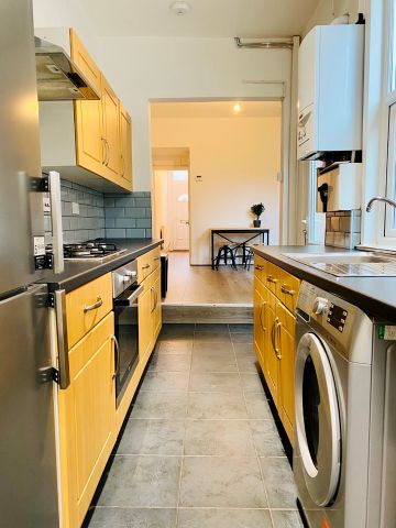 4 Bed Terraced House, Westwood Road, CV5 - Photo 3