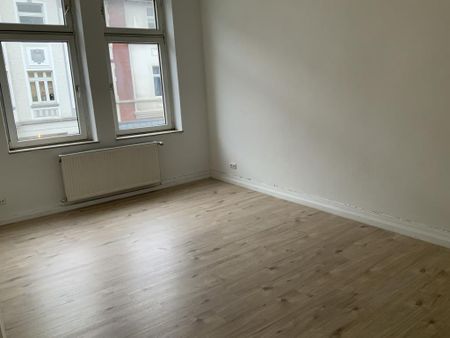 Altbauwohnung mit geräumiger Wohnküche, Balkon und hellem Wannenbad - Photo 4