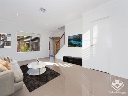 MODERN STYLISH 3 BED TOWNHOUSE IN GREAT LOCATION - Photo 3