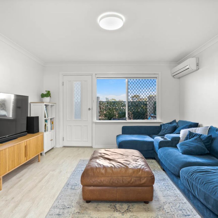 Coastal townhouse living, steps from the foreshore. - Photo 1