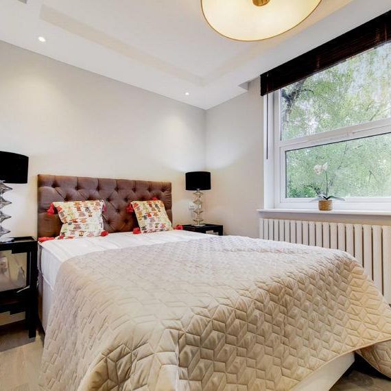 4 bedroom flat in St. Johns Wood Park - Photo 1