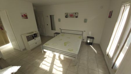 Location Appartement 1 pièce 24m² SIX FOURS LES PLAGES 83140 - Photo 3