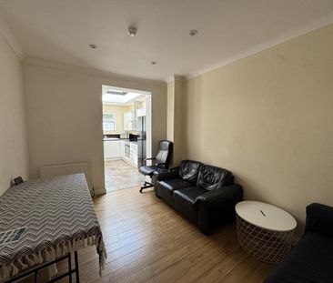 5 bedroom end of terrace house to rent - Photo 2