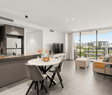 Live the Chevron Island Lifestyle - Cafés, Culture & Convenience - Photo 1