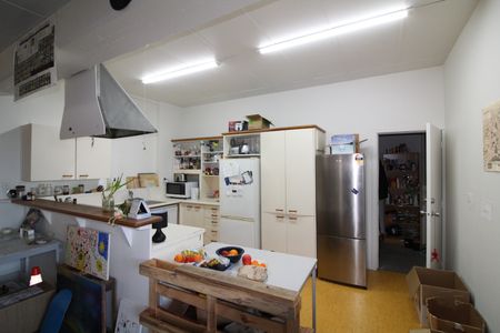 Awesome 6 Bedroom Central City Crash Pad for 2026 - Photo 3