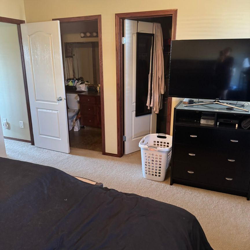 Cozy and Comfortable 2 Bedroom 2.5 Bathroom Condo Unit - Photo 1