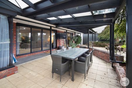 SPACIOUS FAMILY HOME WITHIN WALKING DISTANCE TO MIDLANDS GOLF - Photo 2