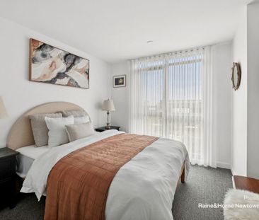 Split-level designer living - Photo 5