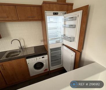 1 bedroom in a flat share to rent - Photo 5
