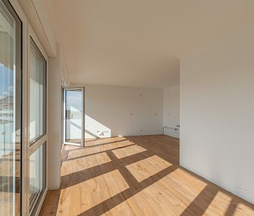 WOHNEN MIT CHARME // Geräumige Etagenwohnung mit Balkon, Fußbodenheizung und Aufzug - Photo 1