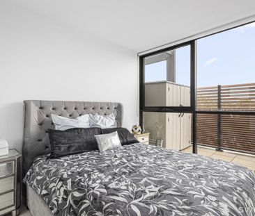 Chic one bedroom apartment with bay views in prime location - Photo 4