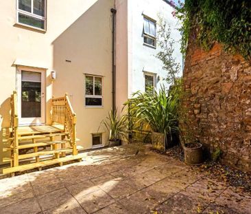 Elegant Four-Bedroom Townhouse with Roof Terrace, Garage & Garden ... - Photo 6