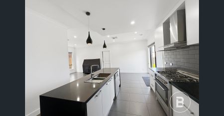 4 Bedroom Family home! - Photo 3