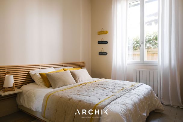 Architecture des années 40 revisitée, cette charmante maison de plain-pied de 90 m2, entièrement rénovée en 2015, est située au Moulleau, sur un terrain de 440 m2, à proximité immédiate des commerces et de la plage. - Photo 1