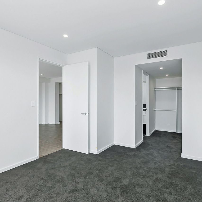 Luxuriously Appointed Three Bedroom Apartment - Photo 1