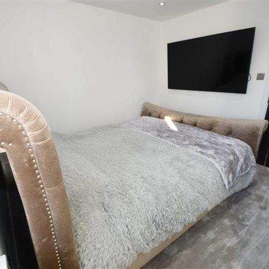 Bedroom Semi-detached House In Windsor, SL4 - Photo 1